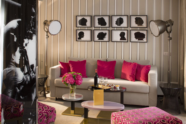 Un petit coin salon d’une junior suite Cinéma.