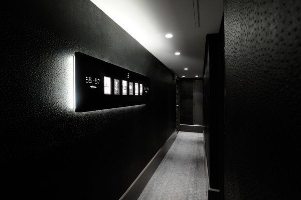 A chaque étage, vous retrouverez des publicités parfum amusantes dans les couloirs.