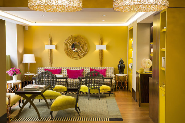 Sur le même ton, le lobby de l’Hôtel Baume, aux couleurs lumineuses et joyeuses.