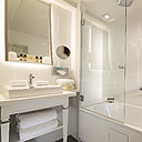 Salle de bains avec baignoire, mais la majorité des chambres sont proposées avec douche.