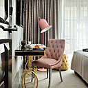 Un chapeau rose dans un suite junior.