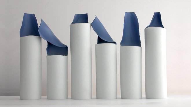 Vases bicolores en biscuit mat avec rabats et volets teints en bleu. Vases with blue flaps, Piet Stockmans 2004.