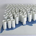 Plateau sur lequel repose 75 flûtes à champagne dont la base a trempé dans la couleur bleue versée sur ce support. Plateau with 75 champagne glasses with blue bottoms, Piet Stockmans, 2017.