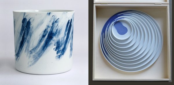 A gauche, vase en porcelaine émaillée avec traces de couleur essuyées sur ses parois extérieures. Vase, Piet Stockmans, 2012. A droite, dans une boîte en bois empilement pyramidal d’assiettes circulaires qui évoque la rétractation de la porcelaine pendant la cuisson, avec coulure de bleu latéral. Round dishes, Piet Stockmans, 2017.