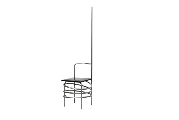 Chaise n°24, avec piétement formant une spirale et perche en acier tubulaire chromé et assise en cuir, création Comme Des Garçons en 1989.