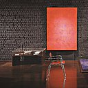 Photo de l’exposition d’ouverture du Design Centre en 1964. Devant, la chaise TBA en métal chromé et cuir de Christophe Gevers, récompensé en 1958 par Le Signe d’Or.