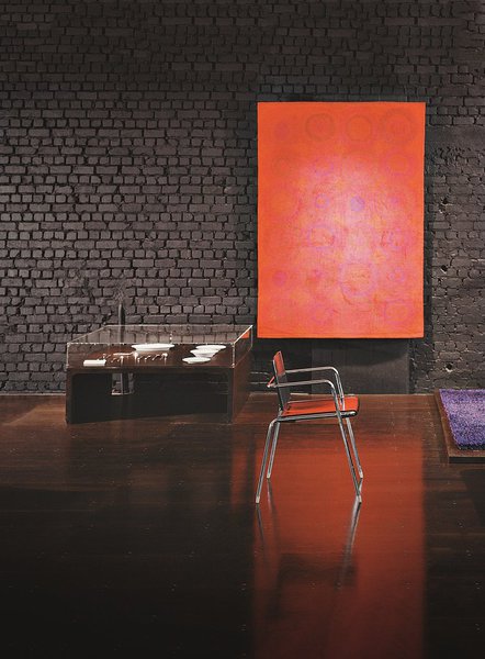 Photo de l’exposition d’ouverture du Design Centre en 1964. Devant, la chaise TBA en métal chromé et cuir de Christophe Gevers, récompensé en 1958 par Le Signe d’Or.