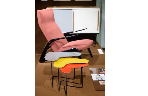 Evocation du design belge des années 1950 avec ses formes libres et ses couleurs.