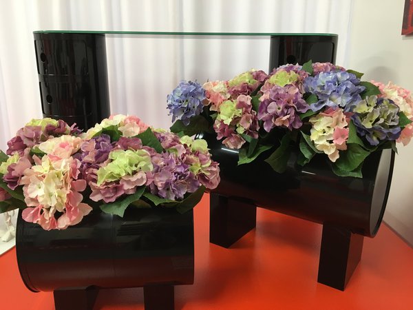 Couchés à l’horizontale, des Componibili inversés et transformés en jardinières par Ferrucio Laviani. Derrière, en version bureau, avec plan de travail translucide, par Alberto Meda.