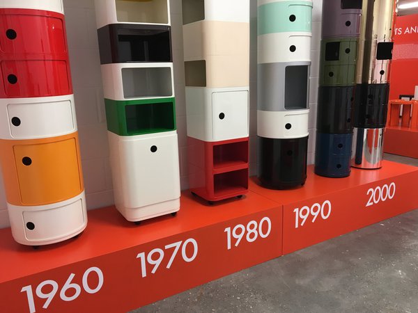 Mais Componibili c’est surtout le symbole de la couleur, de toutes les couleurs jusqu’à l’or et l’argent qui les a habillé comme des rois et créations emblématiques de l’univers du rangement. Diamètres, hauteurs et couleurs ont évolué  depuis les années 1960. Et en 2000, pour fêter le 3ème millénaire, des versions en or et argent ont été éditées.