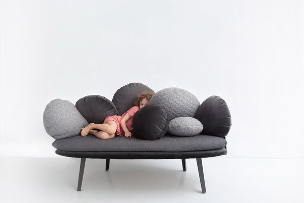 Nubilo, canapé deux places constitué de coussins ronds et organiques à disposer librement pour accentuer le confort. Modèle édité par Petite Friture en 2014.