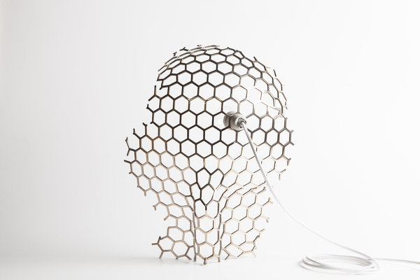 Veiled Lady, lampe à la forme inspirée d’un champignon, le « phallus indusiatus », communément appelé « Dame Voilée ». En bronze coulé. Création Damien Gernay, 2013.