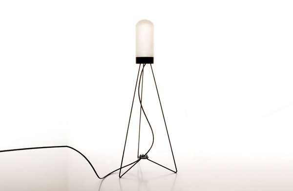 Aluci.One, lampe de table, à la forme inspirée par les structures aérospatiales, structure en aluminium avec diffuseur en verre sablé offrant un éclairage uniforme. Création Frederik Delbart pour Aluci.