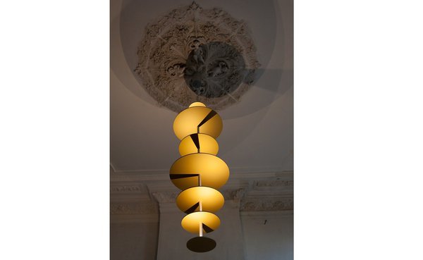 Sundial Chandelier, lustre composé de 7 disques en aluminium reliés par une tige de métal offrant une lueur sphérique. Création Maarten De Ceulaer, 2016, pour la galerie Nilufar.