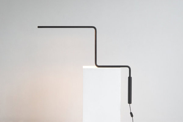 Equilibre, lampe de bureau et de lecture tubulaire en aluminium et acier enduit de poudre. Le conducteur, inévitable dans l'éclairage LEDs, et utilisé ici comme contrepoids dans la moitié inférieure du luminaire, dessine une forme minimaliste et élégante qui s’auto-équilibre. Création Nathalie Dewez pour Bislighting.