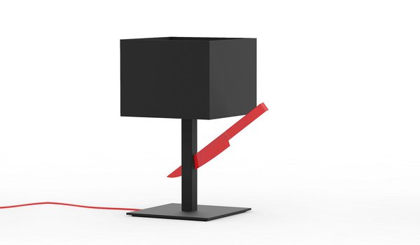 Seppuku, lampe de table en acier peint époxy, inspirée par la tradition suicidaire des samouraïs japonais interdite depuis 1868. Création Nicolas Destino, 2013.