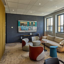 Chez Onepoint, une salle de détente et repos qui ressemble au salon d’un intérieur privé. Au sol, lampe Muffin de Brokis.