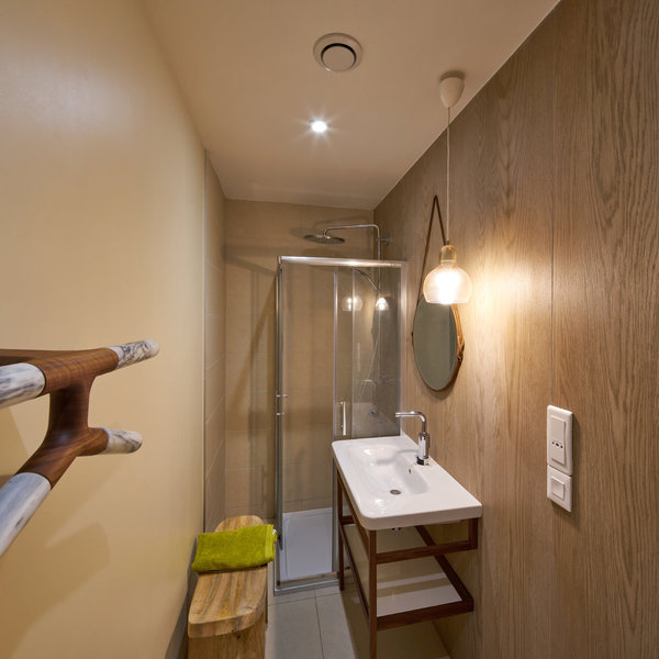 Comme chez soi, une salle de bains qui fait la part belle au bois dans les locaux de l’agence Onepoint.