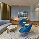 Chez Onepoint, un salon cosy et douillet occulté par des voilages. Tapis soyeux Tai Ping  Carpets. Luminaires, Brokis.