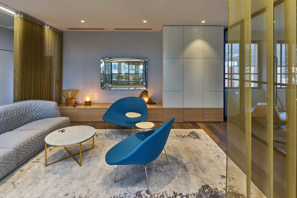 Chez Onepoint, un salon cosy et douillet occulté par des voilages. Tapis soyeux Tai Ping  Carpets. Luminaires, Brokis.