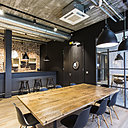 Espace industriel façon usine et loft à l’américaine pour l’agence Webhelp, spécialisée dans les services marketing à travers les canaux sociaux et digitaux.