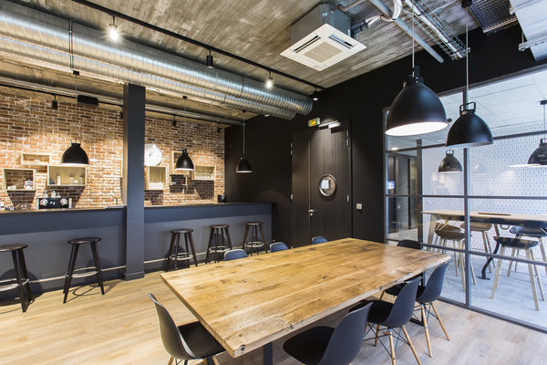 Espace industriel façon usine et loft à l’américaine pour l’agence Webhelp, spécialisée dans les services marketing à travers les canaux sociaux et digitaux.