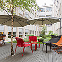 Un patio aménagé comme une terrasse privée avec un jardin intérieur pour l’agence Webhelp.