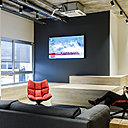 Fauteuils Husk de Patricia Urquiola édité par B & B Italia dans cette salle de visioconférence située sur le site de l’agence Webhelp.