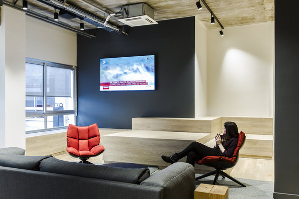 Fauteuils Husk de Patricia Urquiola édité par B & B Italia dans cette salle de visioconférence située sur le site de l’agence Webhelp.