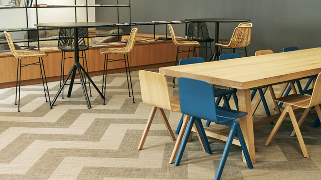 Dans les locaux de la société d’investissement immobilier Eurosic, autour d’une grande table conviviale, chaises Copenhague de Ronan et Erwan Bouroullec éditées par Hay.