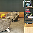 Chez Eurosic, des espaces ouverts avec des bibliothèques qui cloisonnent sans séparer.