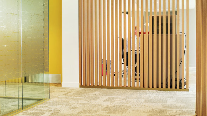 Les bureaux sont occultés par des claustras ajourés, ou des panneaux vitrés au décor sablé qui offrent une certaine confidentialité.