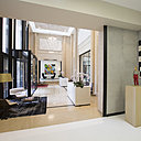 Un hall d’accueil largement vitré qui s’inspire des belles villas modernistes chez Bredin-Prat.