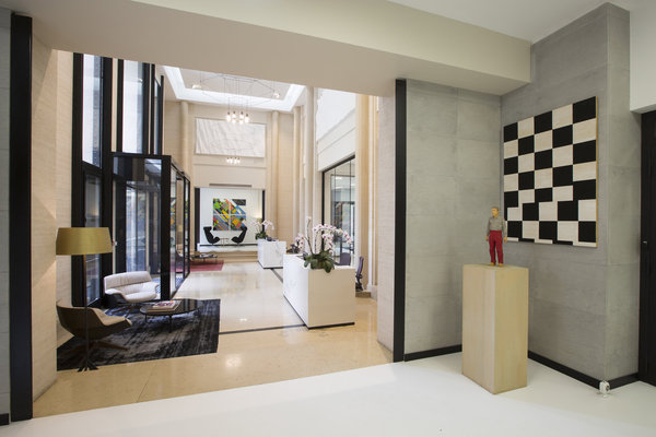 Un hall d’accueil largement vitré qui s’inspire des belles villas modernistes chez Bredin-Prat.