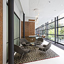 Des coins repos en pleine lumière et ouverts sur le jardin en cœur d’îlot chez Bredin-Prat.