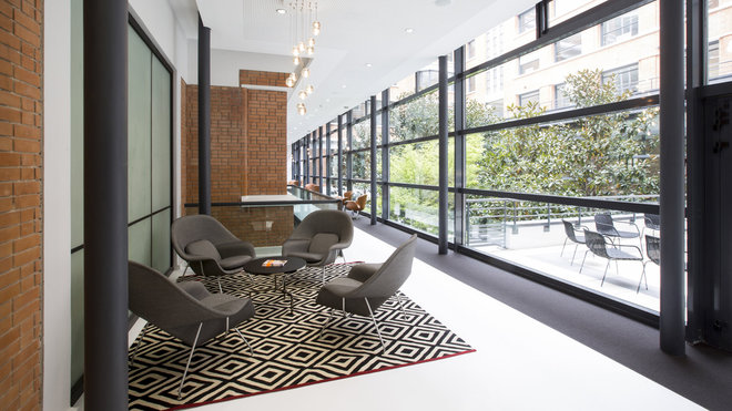 Des coins repos en pleine lumière et ouverts sur le jardin en cœur d’îlot chez Bredin-Prat.