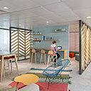 Chez Danone, géant de l’agroalimentaire, des couleurs pastel et acidulées qui font référence aux années 1950. La majorité des salariés n’a plus de bureau attitré et les espaces de convivialité ont été multipliés.