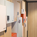 Chez Danone, des rangements ludiques mais sécurisés par un code.