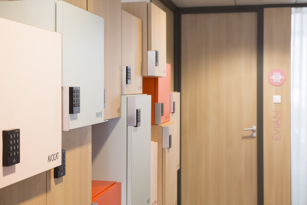 Chez Danone, des rangements ludiques mais sécurisés par un code.