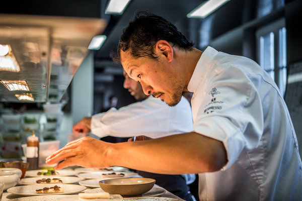 Le chef Sang-Hoon Degeimbre dans son restaurant gastronomique l’Air du temps.