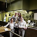 Dans la cuisine aux tons verts olive, l’équipe du SAN à Gand et le chef Joël Rammelsberg.