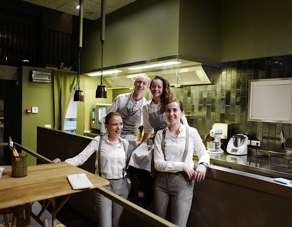 Dans la cuisine aux tons verts olive, l’équipe du SAN à Gand et le chef Joël Rammelsberg.