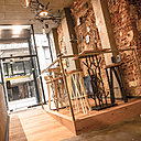 L’espace est traversant de la rue jusqu’au canal pour apporter un maximum de lumière ; les tables hautes sont installées pour un déjeuner sur le pouce et la cuisine/comptoir est ouverte.