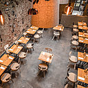 Les matériaux bruts sont un éloge à la nature : bois, béton, briques et métal ; ils font partis du concept et accompagnent le voyage culinaire, tout comme l’éclairage soigné.