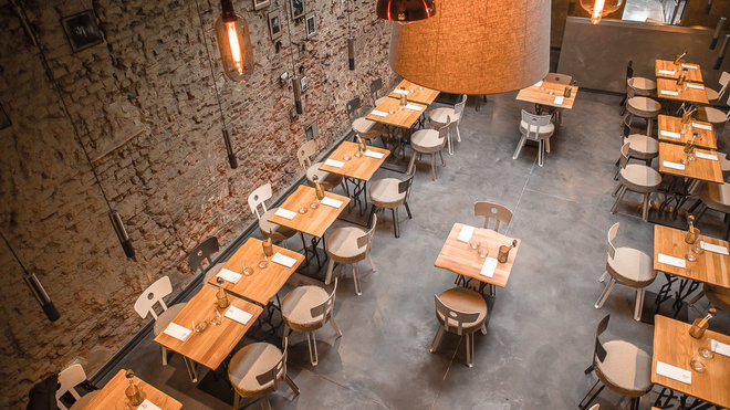 Les matériaux bruts sont un éloge à la nature : bois, béton, briques et métal ; ils font partis du concept et accompagnent le voyage culinaire, tout comme l’éclairage soigné.