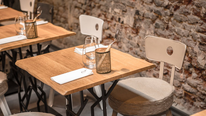 La ligne sobre des chaises respecte le style bistrot du restaurant pourtant élaboré dans sa cuisine.