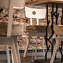 Les galettes des chaises ont été réalisées à partir de sacs de toile de jute des boulangeries, et confectionnées en piles disques superposés pour plus de confort.