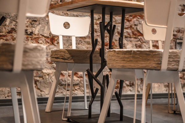 Les galettes des chaises ont été réalisées à partir de sacs de toile de jute des boulangeries, et confectionnées en piles disques superposés pour plus de confort.