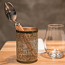 La cuillère emblématique du concept SAN a été dessinée pour le restaurant ; le manche est en pin sablé.