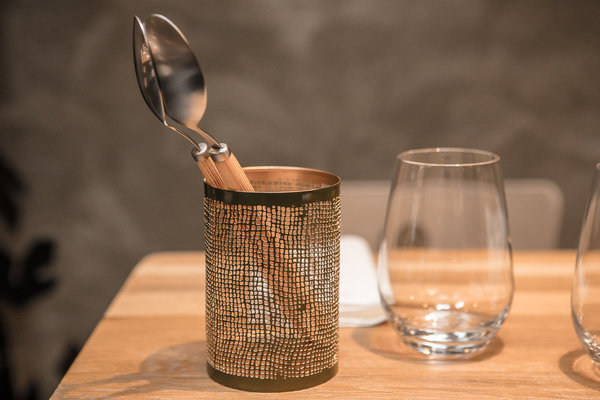 La cuillère emblématique du concept SAN a été dessinée pour le restaurant ; le manche est en pin sablé.